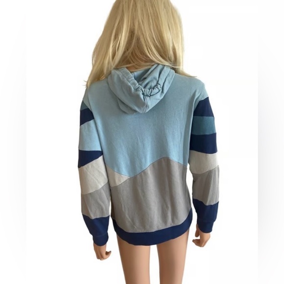 Faherty Soleil Hoodie In Navy Sunburst
Design size small - Picture 2 of 5